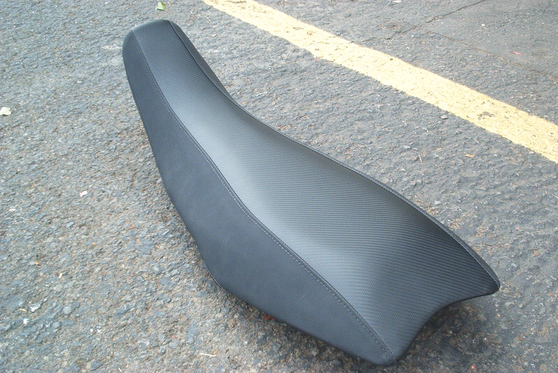 Motorcycle seat in carbon-look vinyl