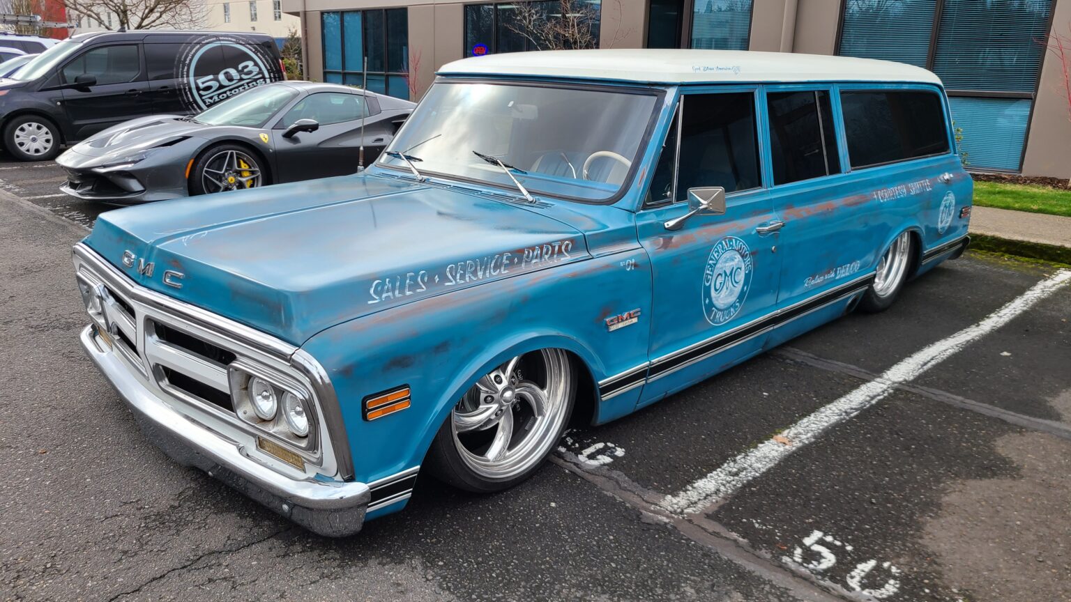 1971 GMC Suburban 3 door in blue