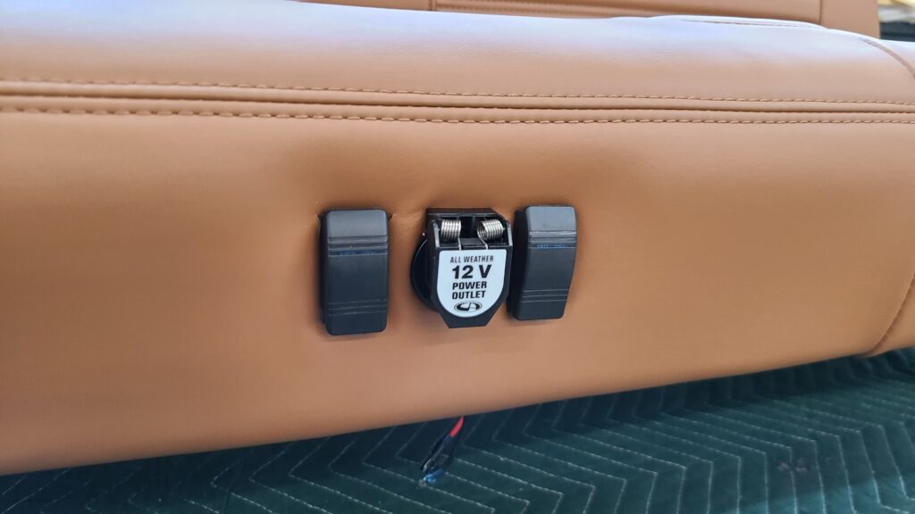 1971 GMC Suburban, 3 door, photo 4 of 12