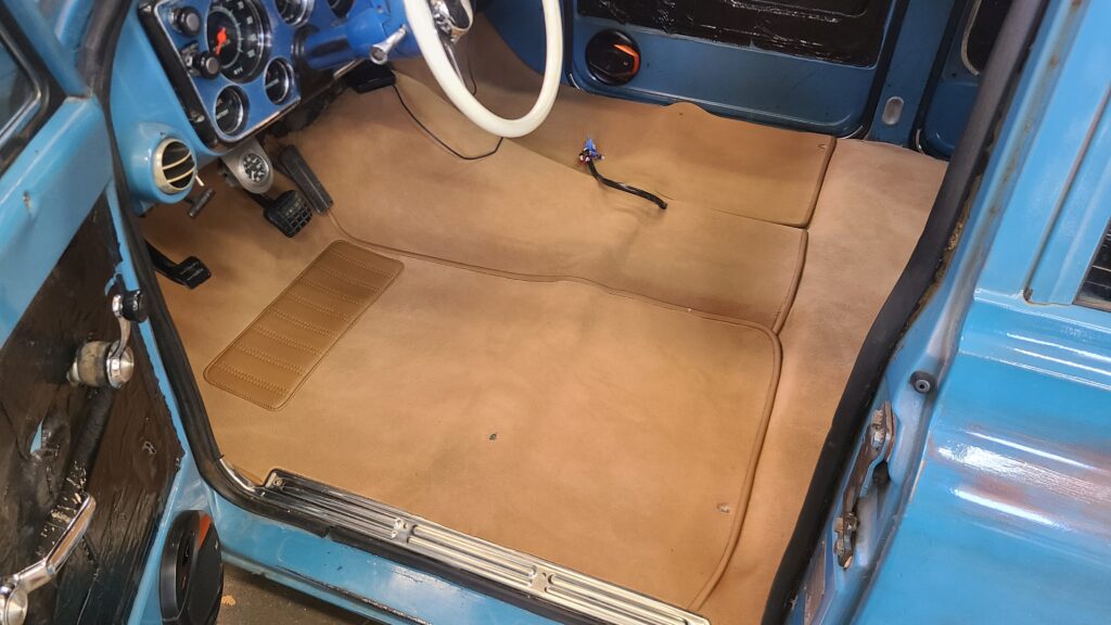 1971 GMC Suburban, 3 door, photo 9 of 12