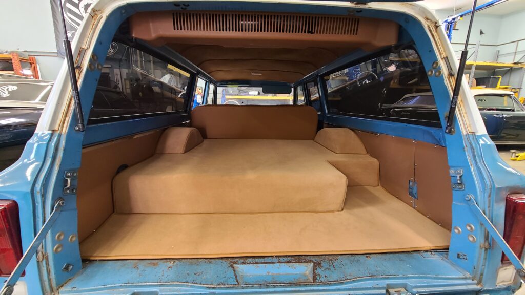 1971 GMC Suburban, 3 door, photo 10 of 12
