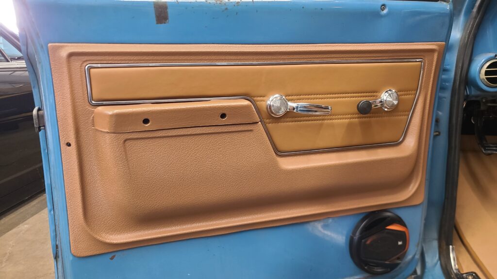 1971 GMC Suburban, 3 door, photo 8 of 12